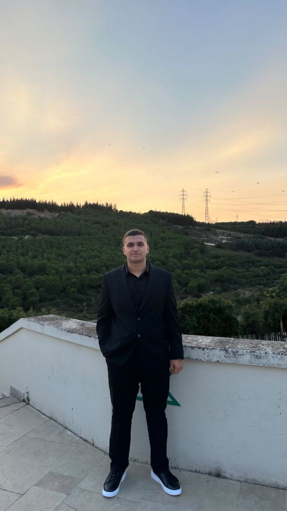 Ebubekir Coşkun — açık havada gün batımı önünde çekilmiş portre fotoğrafı